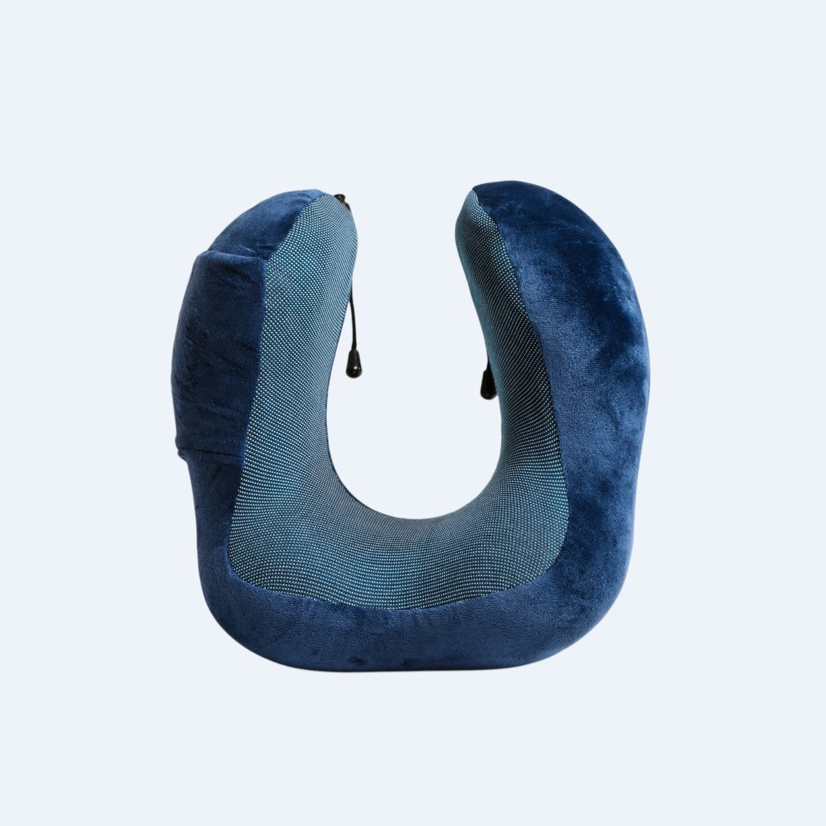 blå velour memory foam nakkepude stående